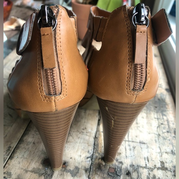 G by Guess Heeled Platform Sandals | Size 6 | - Picture 2 of 3